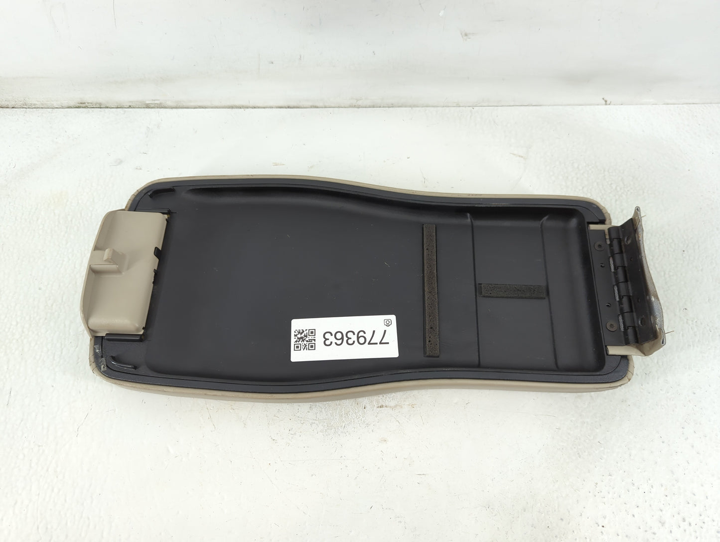 2007 Cadillac Dts Center Console Armrest Cover Lid P/N:VE6440 Fits OEM Used Auto Parts - Oemusedautoparts1.com