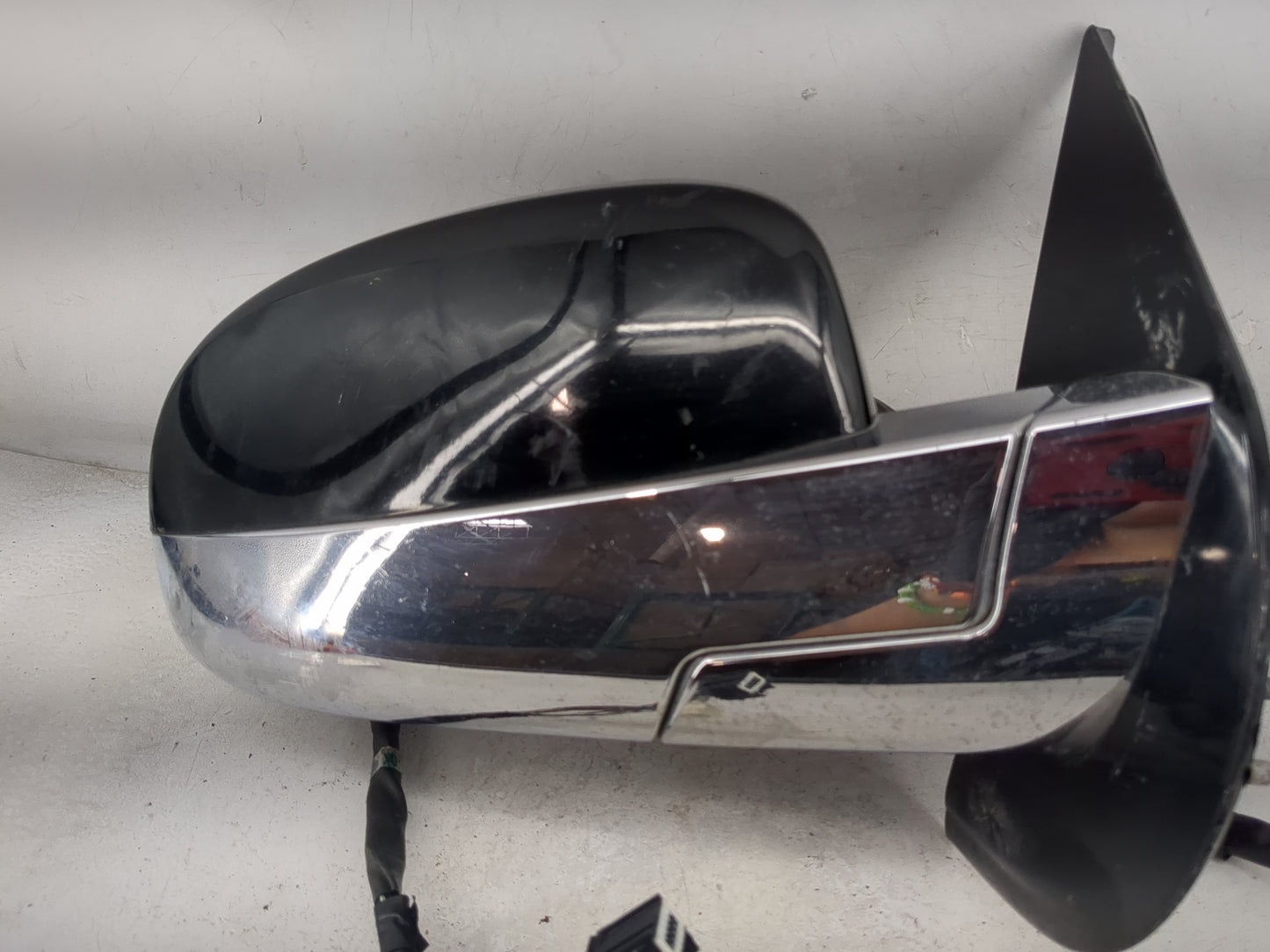 2007-2008 Cadillac Escalade Passenger Side View Mirror - Right Door Mirror OEM Used - Oemusedautoparts1.com