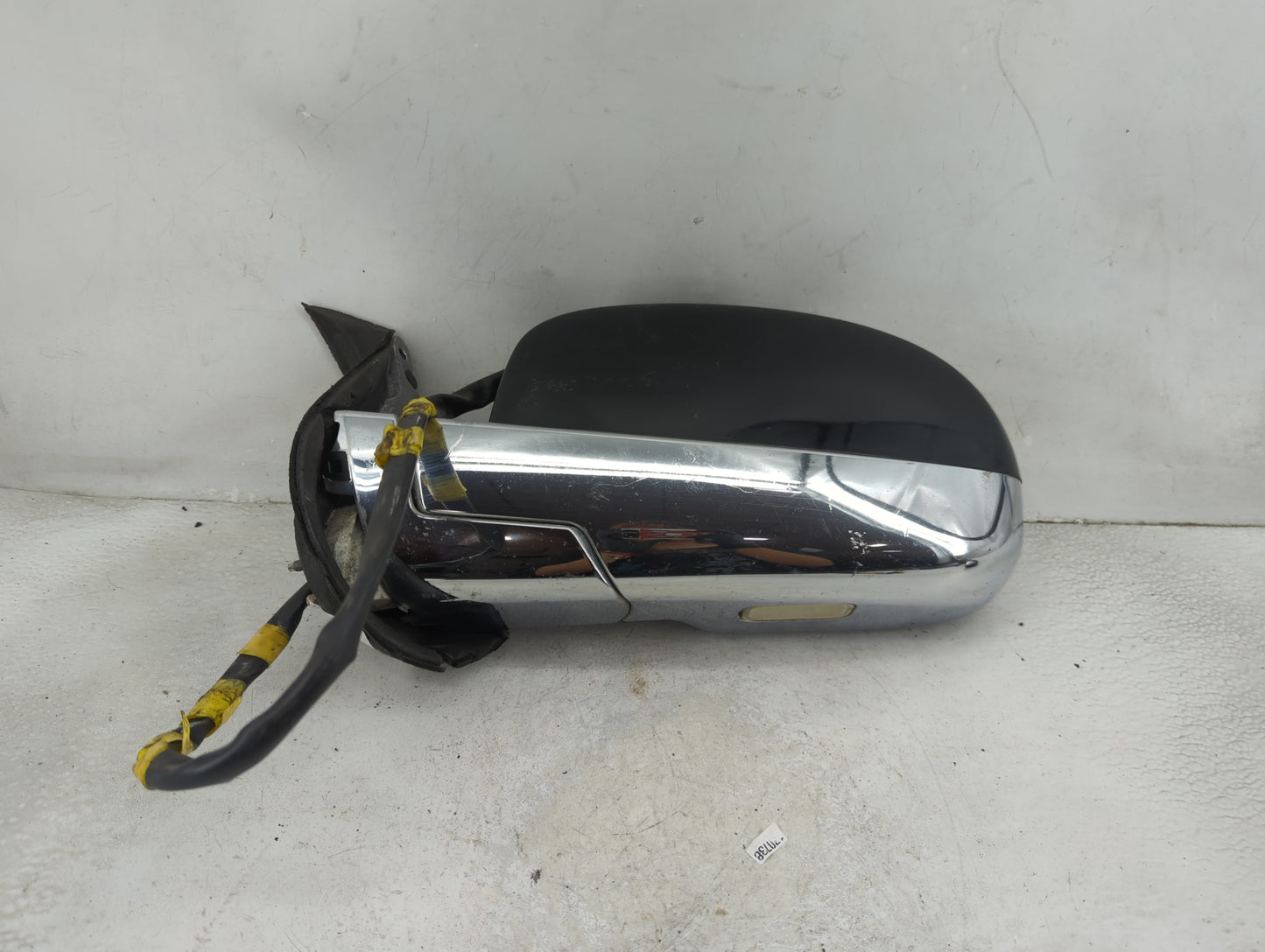 2007-2008 Cadillac Escalade Driver Side View Mirror - Left Door Mirror OEM Used - Oemusedautoparts1.com