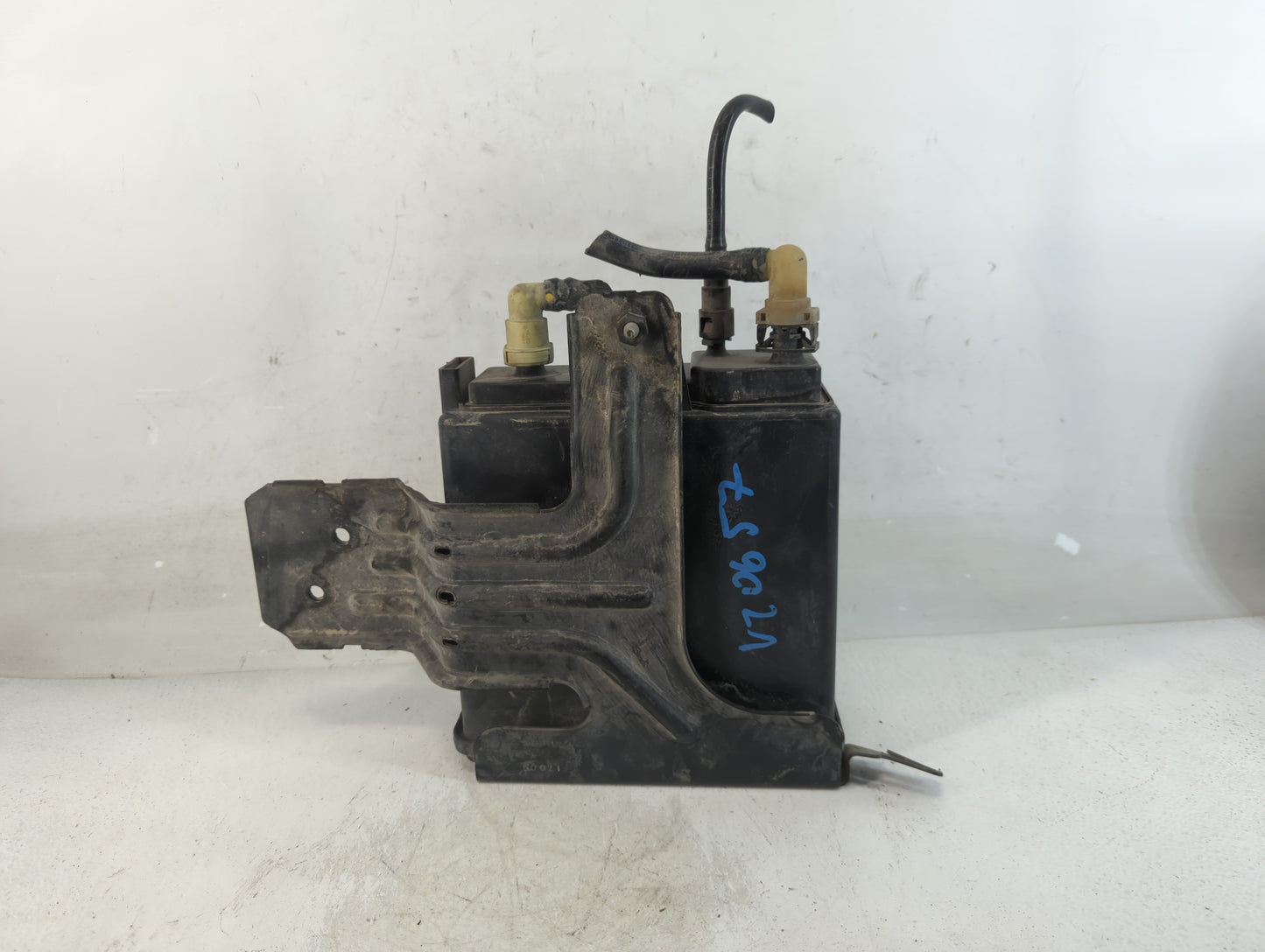 2007 Cadillac Escalade Fuel Vapor Charcoal Canister - Oemusedautoparts1.com