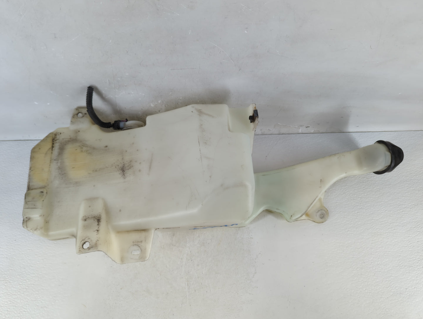 2007-2014 Cadillac Escalade Windshield Washer Fluid Reservoir Bottle Oem - Oemusedautoparts1.com