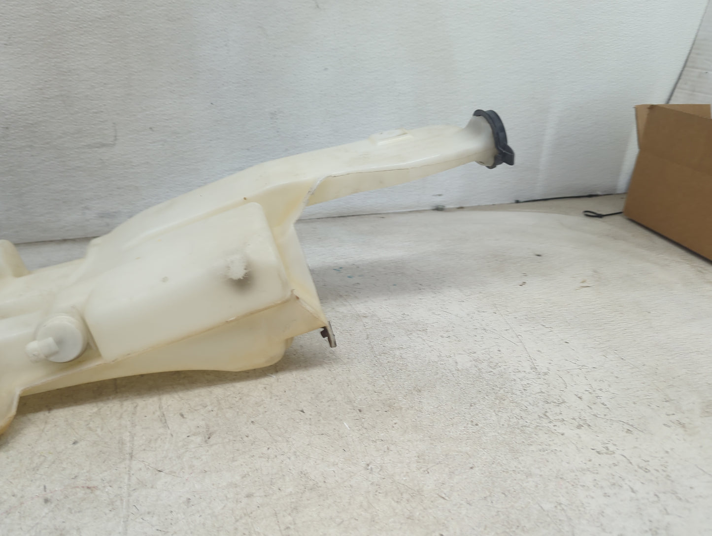 2007 Chevrolet Cobalt Windshield Washer Fluid Reservoir Bottle Oem - Oemusedautoparts1.com