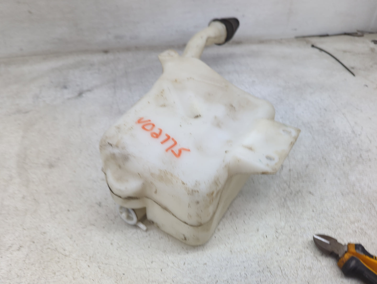 2005-2010 Chevrolet Cobalt Windshield Washer Fluid Reservoir Bottle 1482278 - Oemusedautoparts1.com