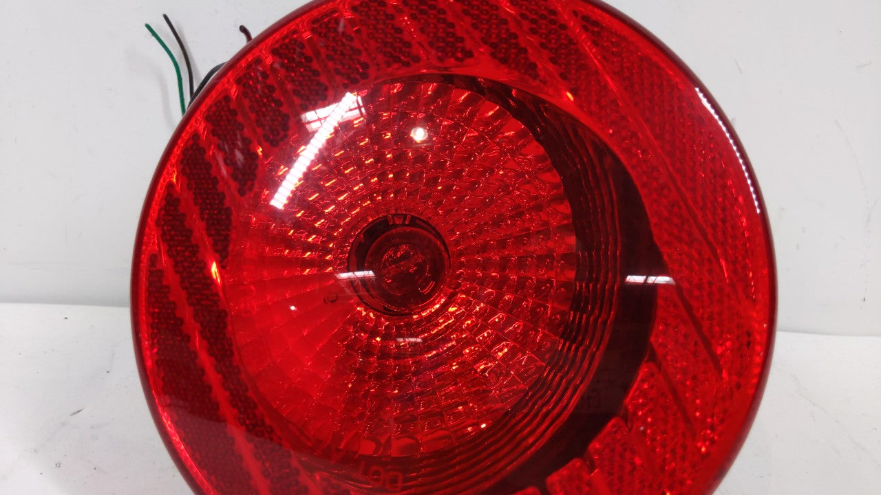 2005-2010 Chevrolet Cobalt Tail Light Assembly Passenger Right OEM P/N:16532532 A 15271525 Fits Fits 2005 2006 2007 2008 200