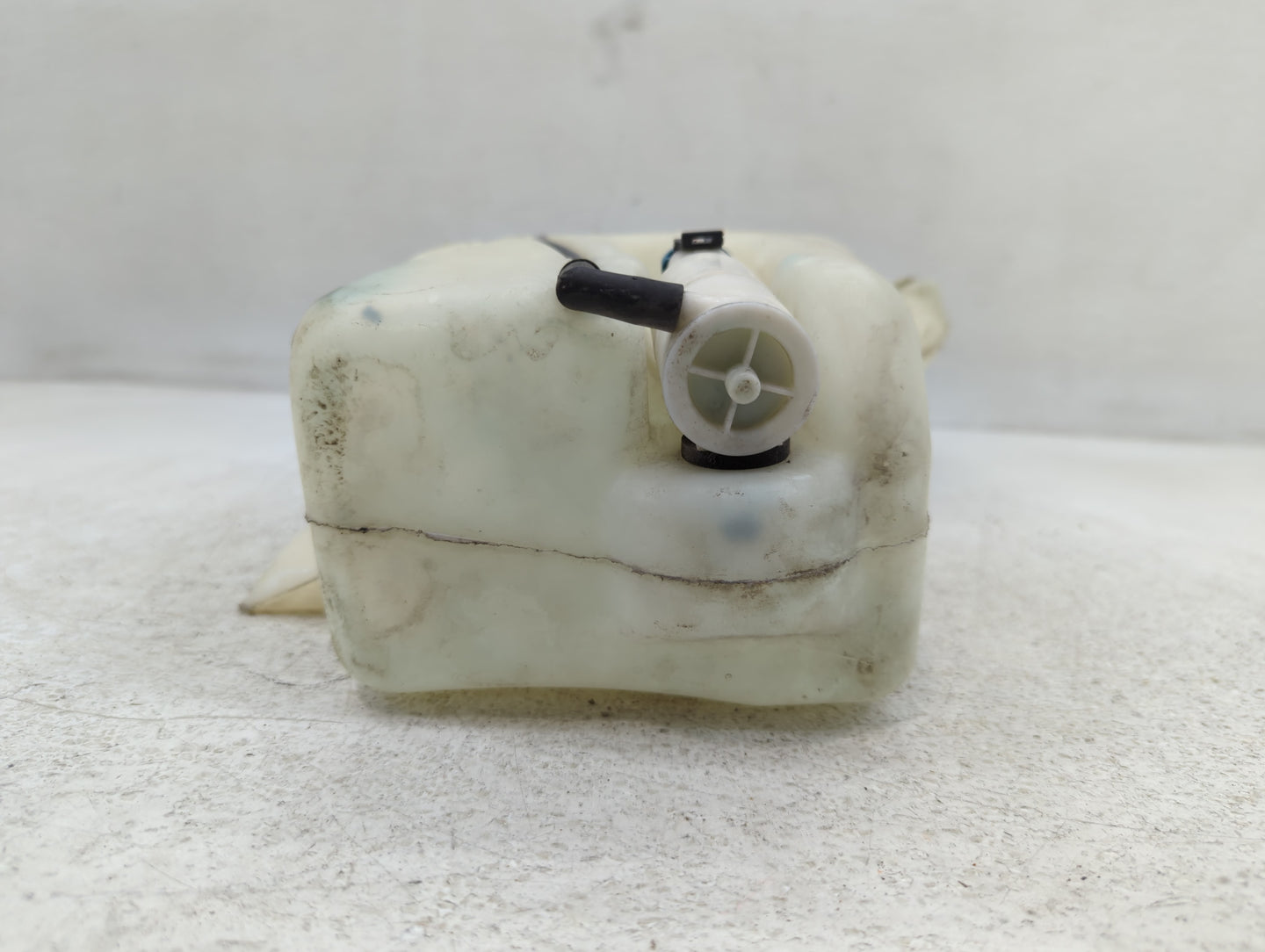2005-2010 Chevrolet Cobalt Windshield Washer Fluid Reservoir Bottle Oem - Oemusedautoparts1.com