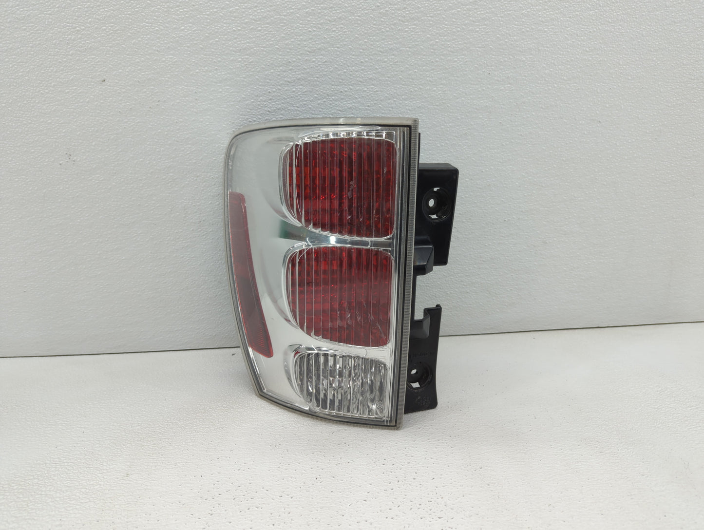 2005-2009 Chevrolet Equinox Tail Light Assembly Driver Left OEM P/N:5480780 Fits Fits 2005 2006 2007 2008 2009 OEM Used Auto