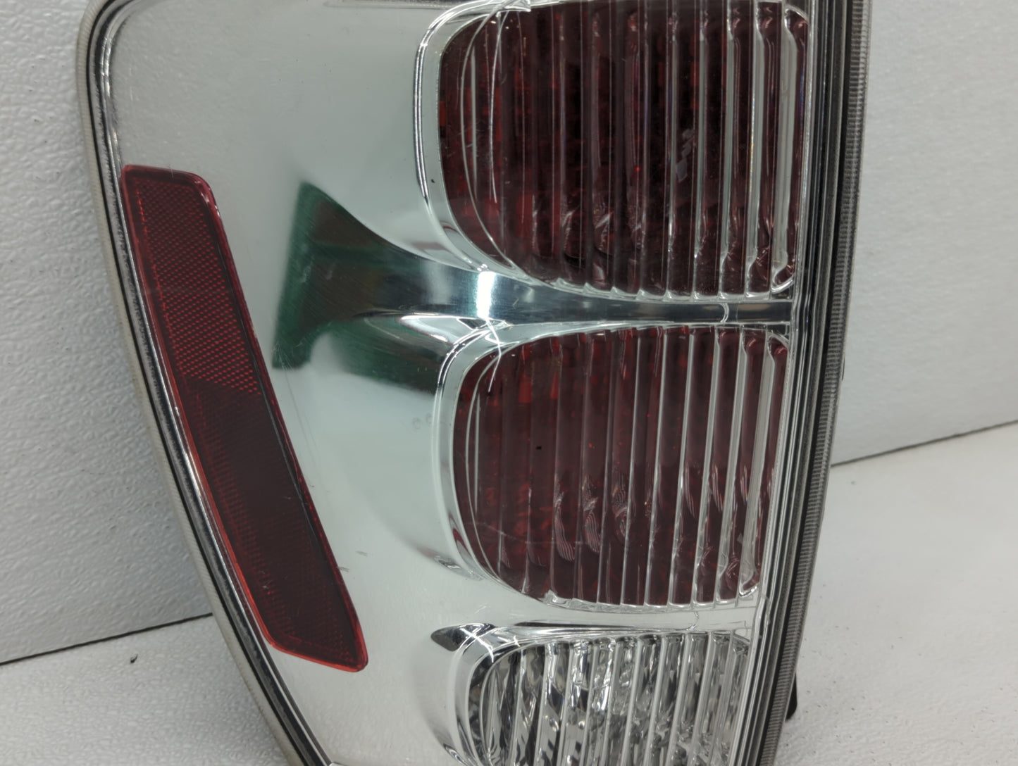 2005-2009 Chevrolet Equinox Tail Light Assembly Driver Left OEM P/N:5480780 Fits Fits 2005 2006 2007 2008 2009 OEM Used Auto