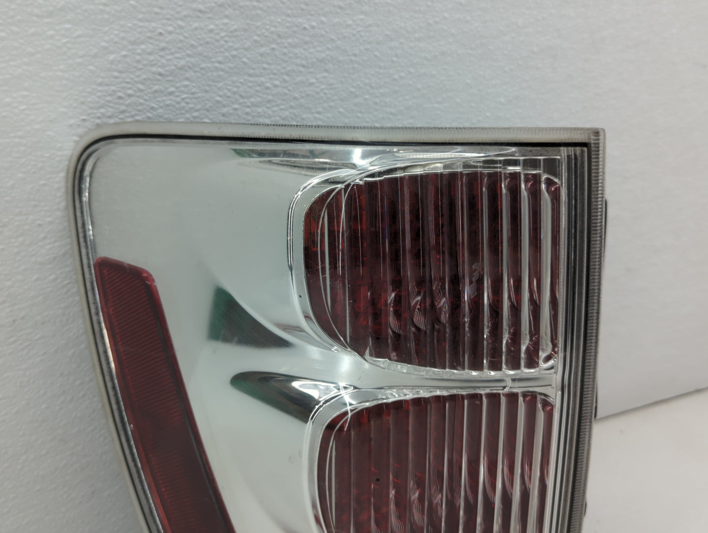 2005-2009 Chevrolet Equinox Tail Light Assembly Driver Left OEM P/N:5480780 Fits Fits 2005 2006 2007 2008 2009 OEM Used Auto