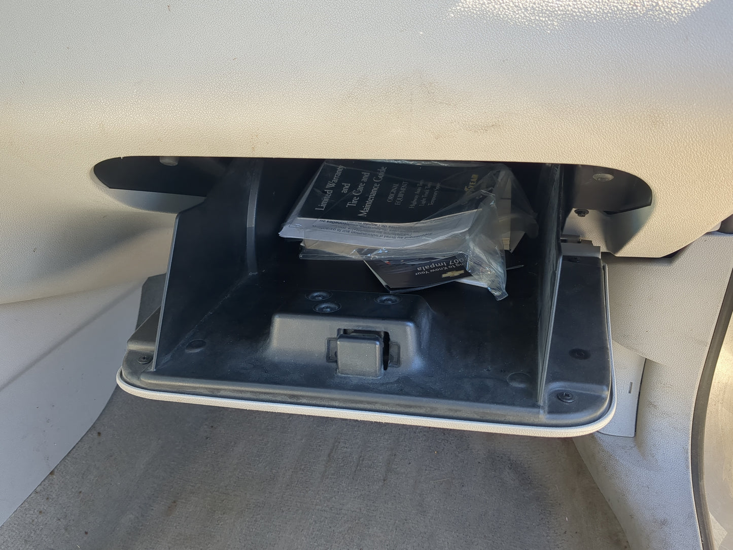 2007 Chevrolet Impala Passenger Glove Box Door Storage Compartment 1207998 - Oemusedautoparts1.com