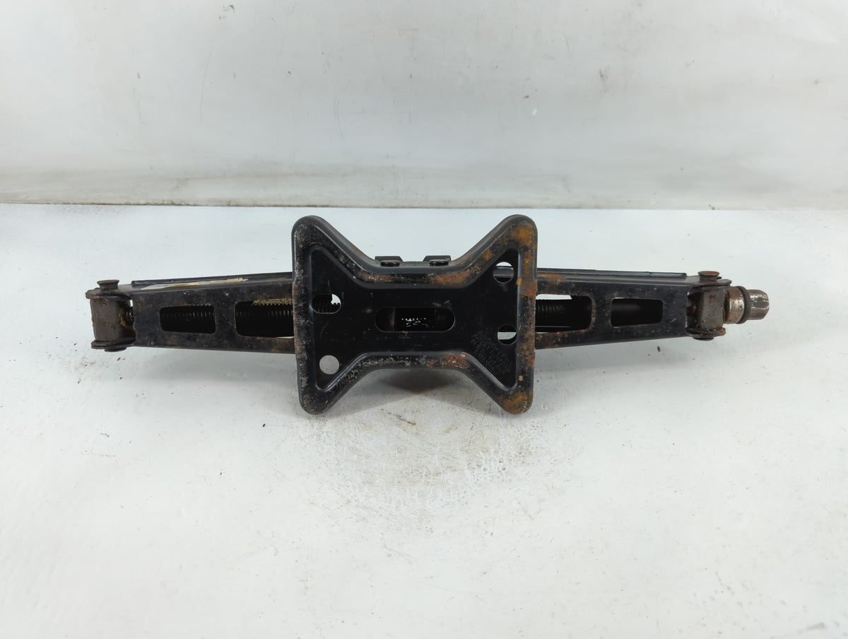 2007 Chevrolet Impala Spare Scissor Car Jack 886753 - Oemusedautoparts1.com