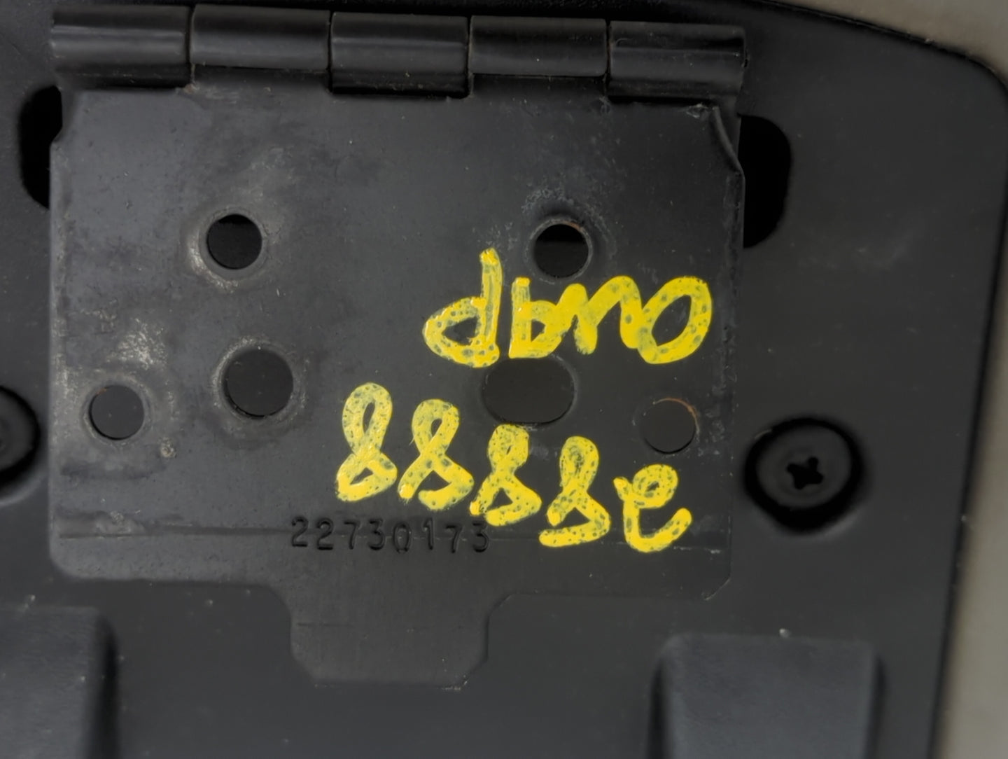 2007 Chevrolet Malibu Center Console Armrest Cover Lid P/N:22730173 Fits OEM Used Auto Parts - Oemusedautoparts1.com