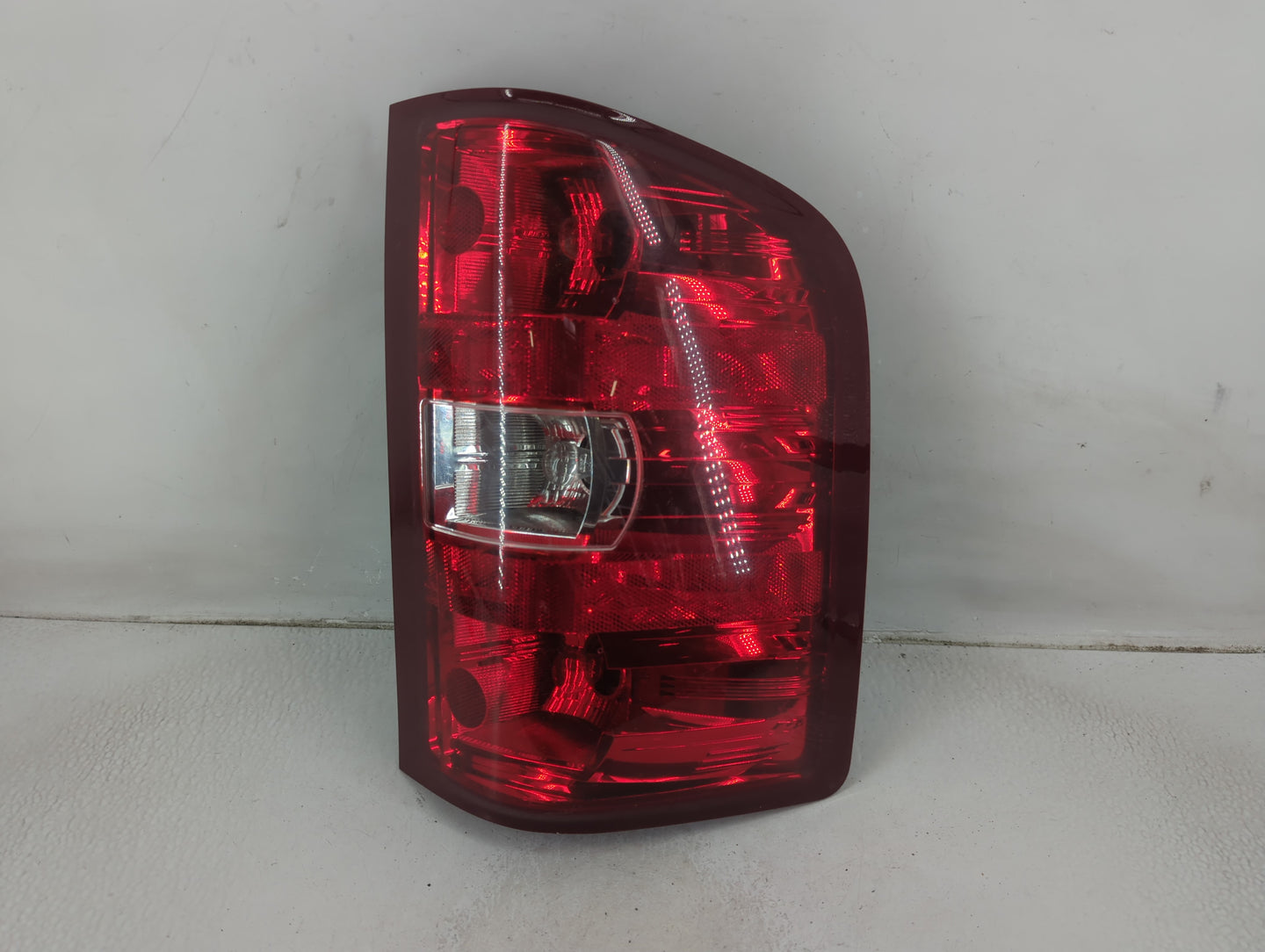 2004-2007 Chevrolet Silverado 1500 Tail Light Assembly Passenger Right OEM P/N:320128 A3 Fits Fits 2004 2005 2006 2007 OEM U