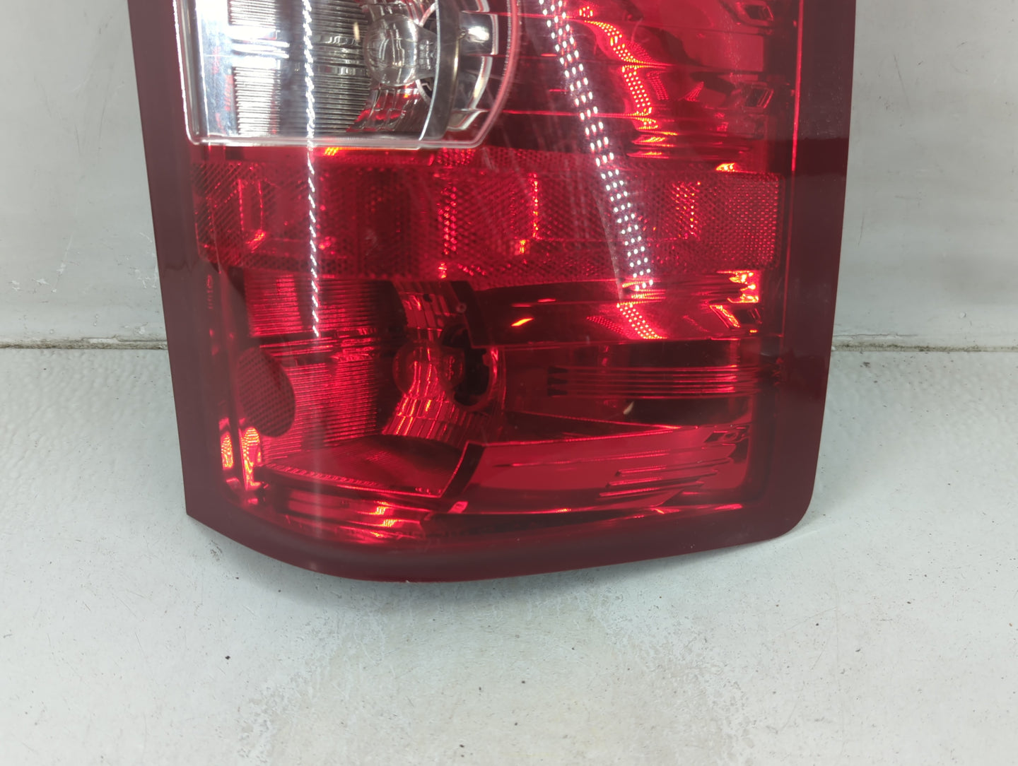 2004-2007 Chevrolet Silverado 1500 Tail Light Assembly Passenger Right OEM P/N:320128 A3 Fits Fits 2004 2005 2006 2007 OEM U