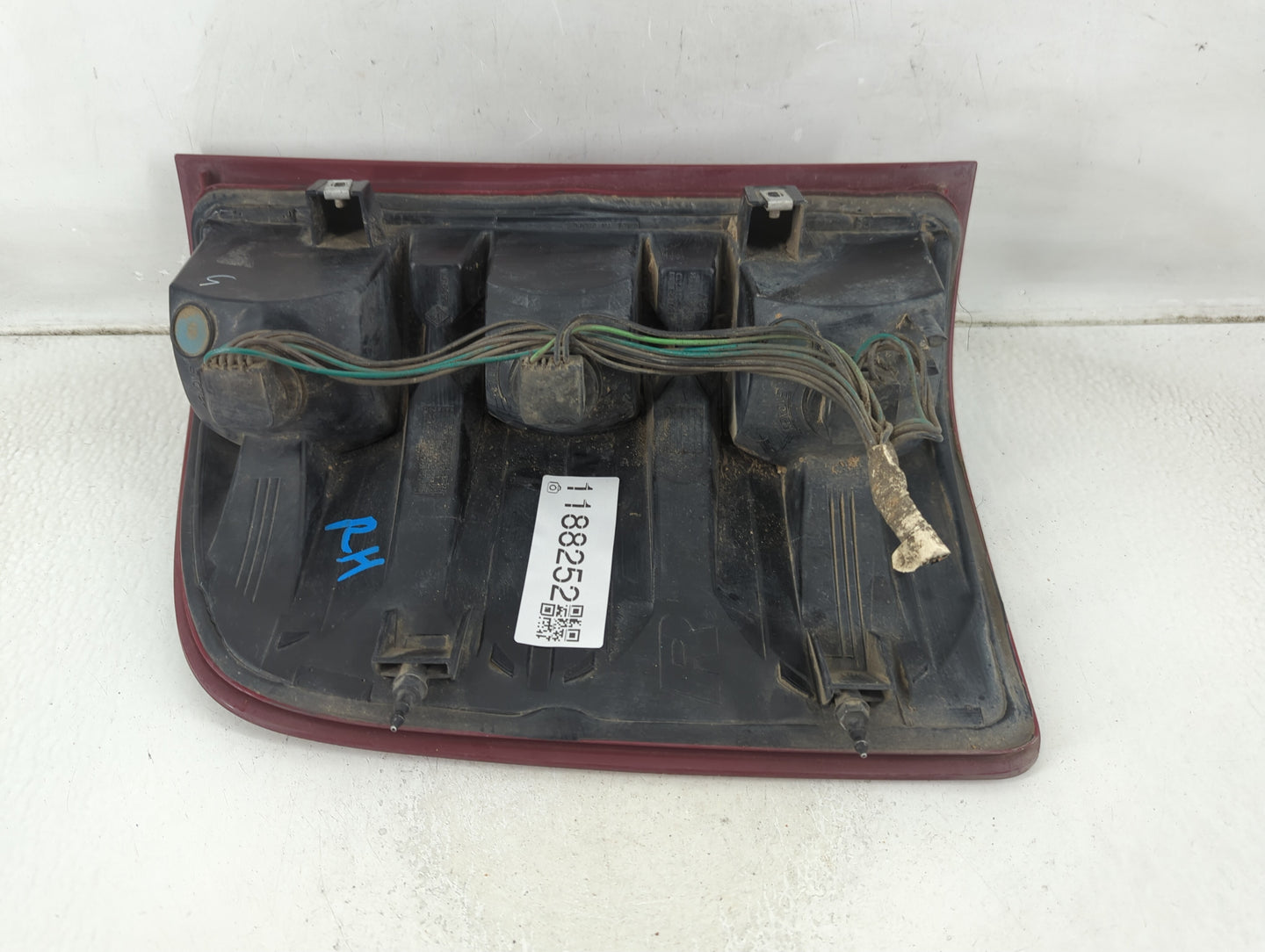 2004-2007 Chevrolet Silverado 1500 Tail Light Assembly Passenger Right OEM P/N:320128 A3 Fits Fits 2004 2005 2006 2007 OEM U
