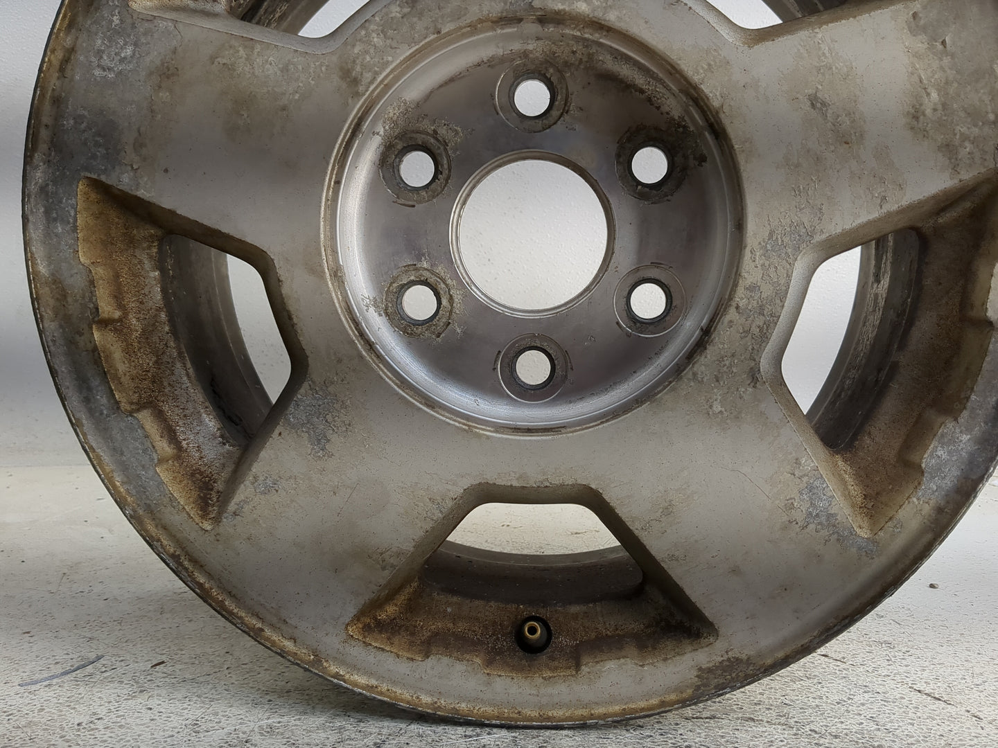 2004-2007 Chevrolet Silverado 1500 Oem Wheel Rim 1318330 - Oemusedautoparts1.com