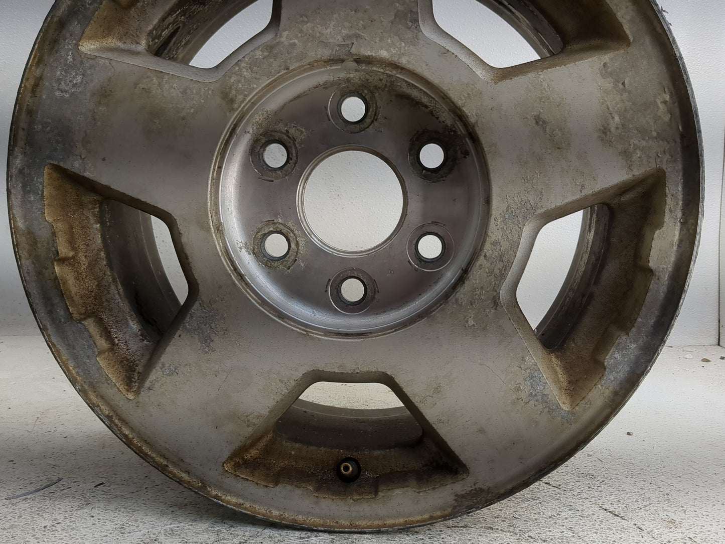 2004-2007 Chevrolet Silverado 1500 Oem Wheel Rim 1318330 - Oemusedautoparts1.com
