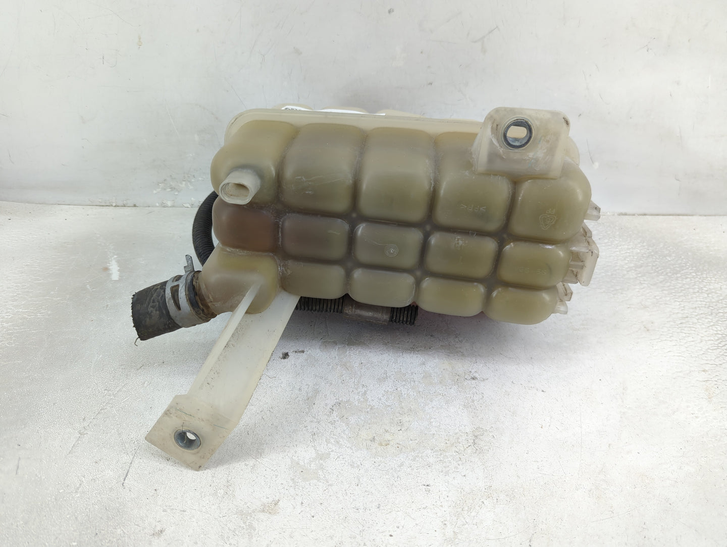 2004 Silverado 1500 Radiator Coolant Overflow Expansion Tank Bottle - Oemusedautoparts1.com