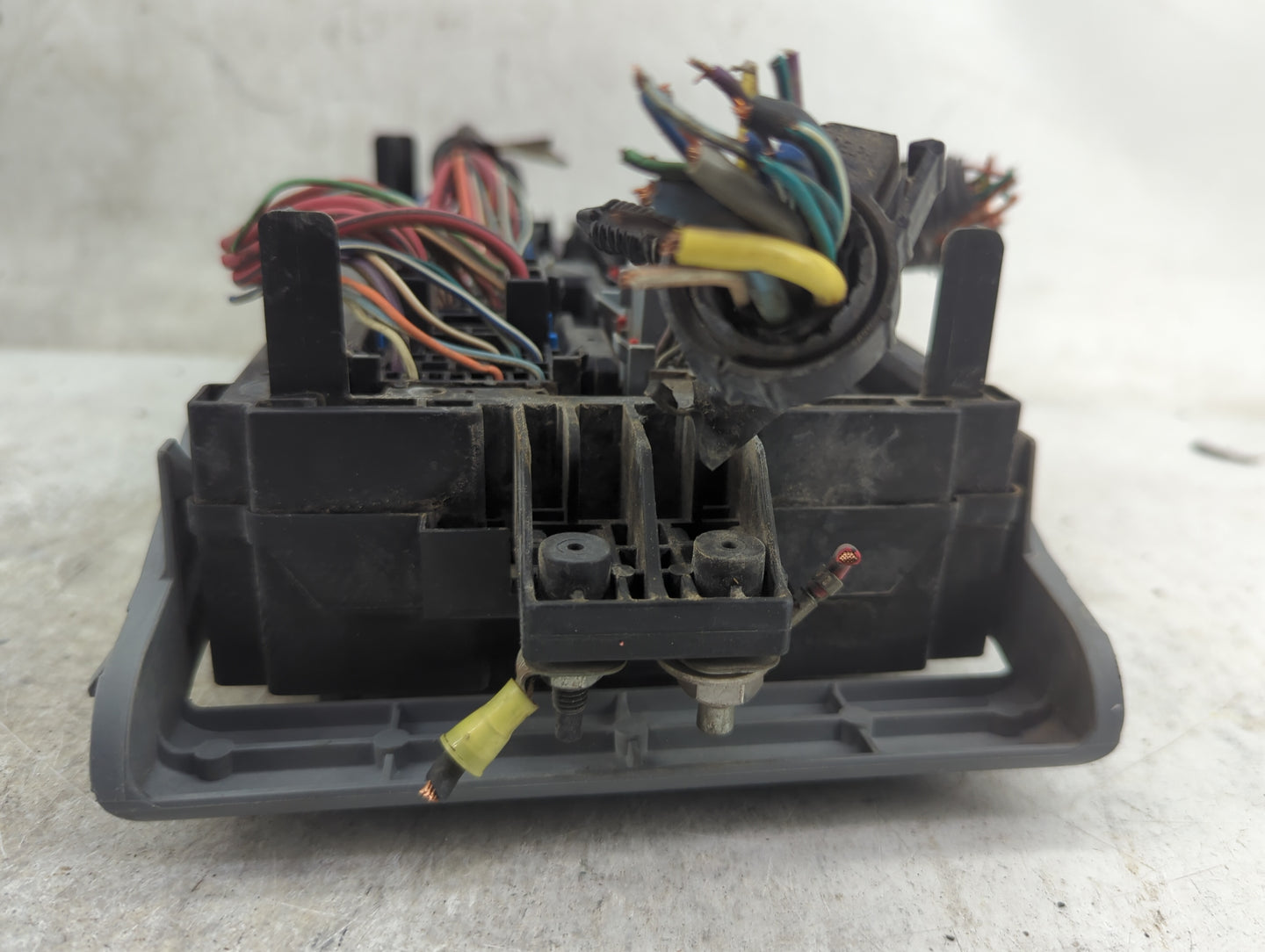 2007-2009 Chevrolet Suburban 1500 Fusebox Fuse Box Panel Relay Module Fits Fits 2007 2008 2009 OEM Used Auto Parts - Oemused