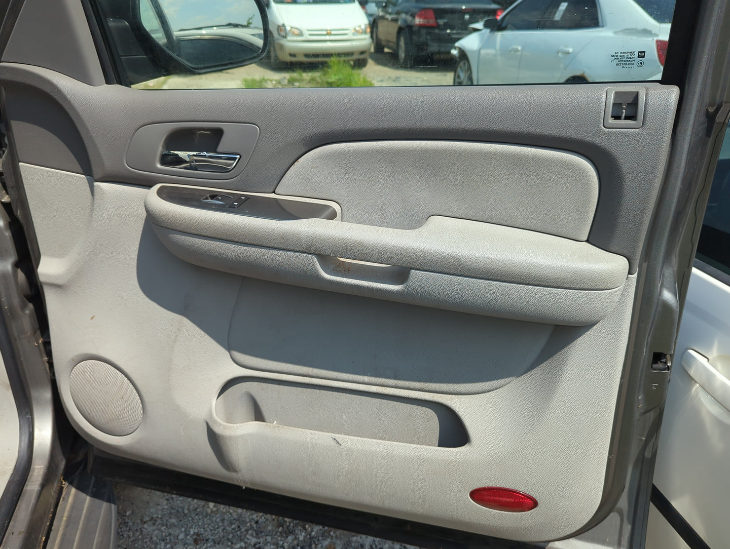 2007 Chevrolet Tahoe Front Right Passenger Interior Door Panel Trim - Oemusedautoparts1.com