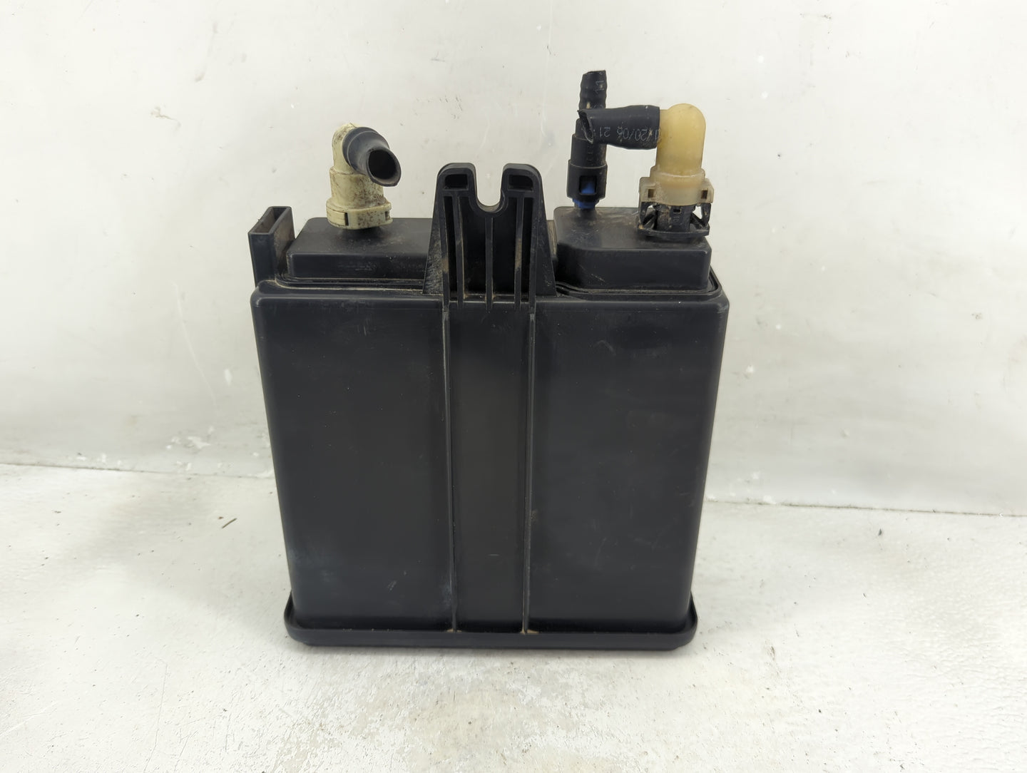 2007 Chevrolet Tahoe Fuel Vapor Charcoal Canister - Oemusedautoparts1.com