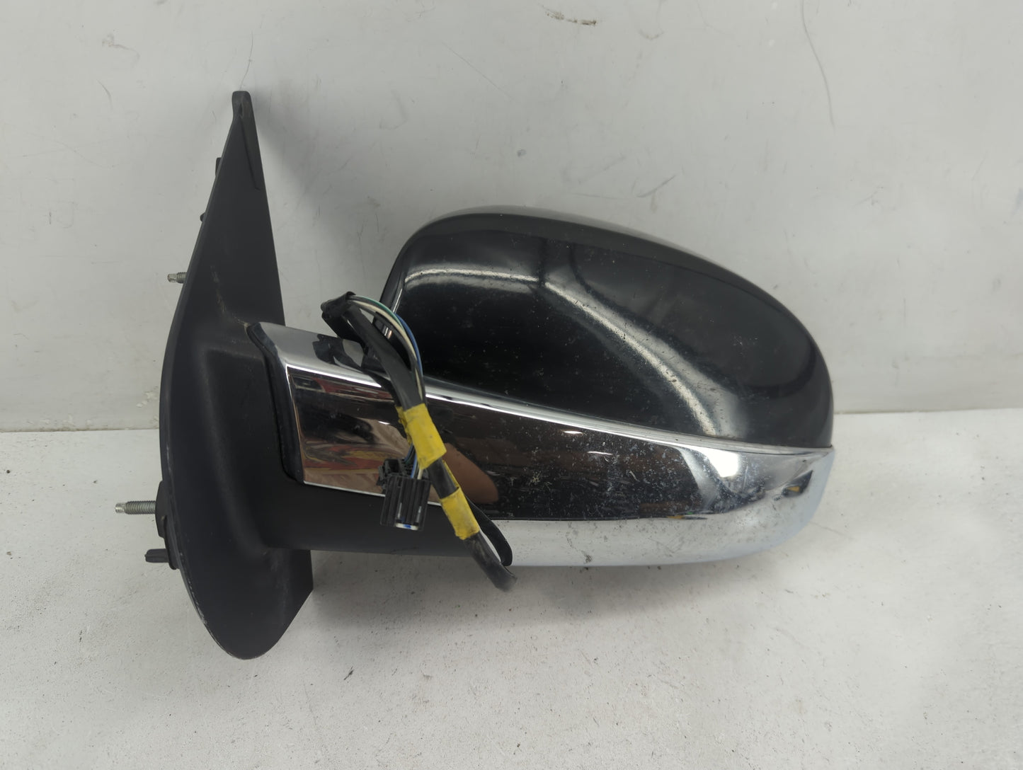 2007-2014 Chevrolet Tahoe Driver Side View Mirror - Left Door Mirror OEM Used - Oemusedautoparts1.com