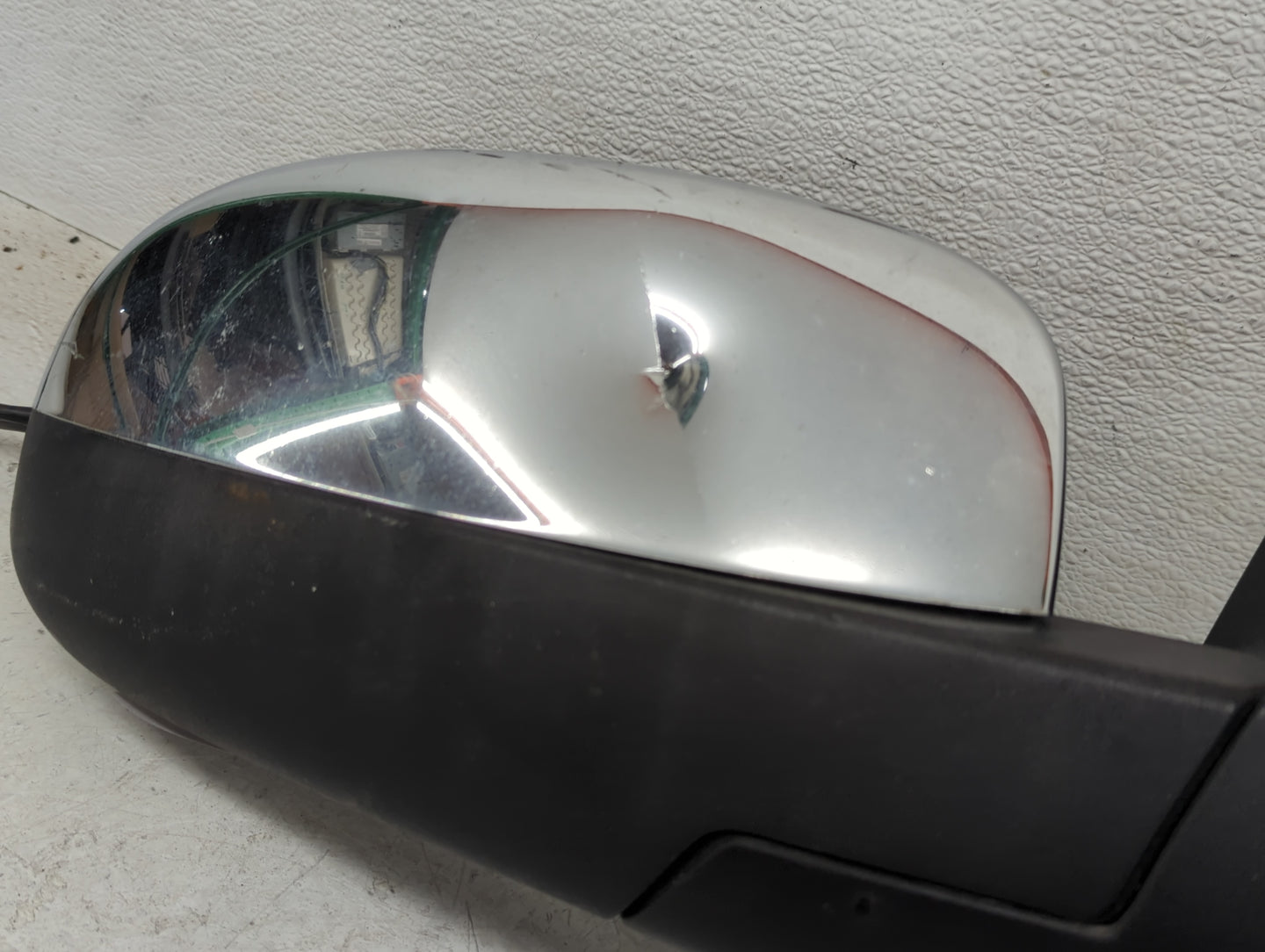 2007-2008 Chevrolet Tahoe Passenger Side View Mirror - Right Door Mirror OEM Used - Oemusedautoparts1.com