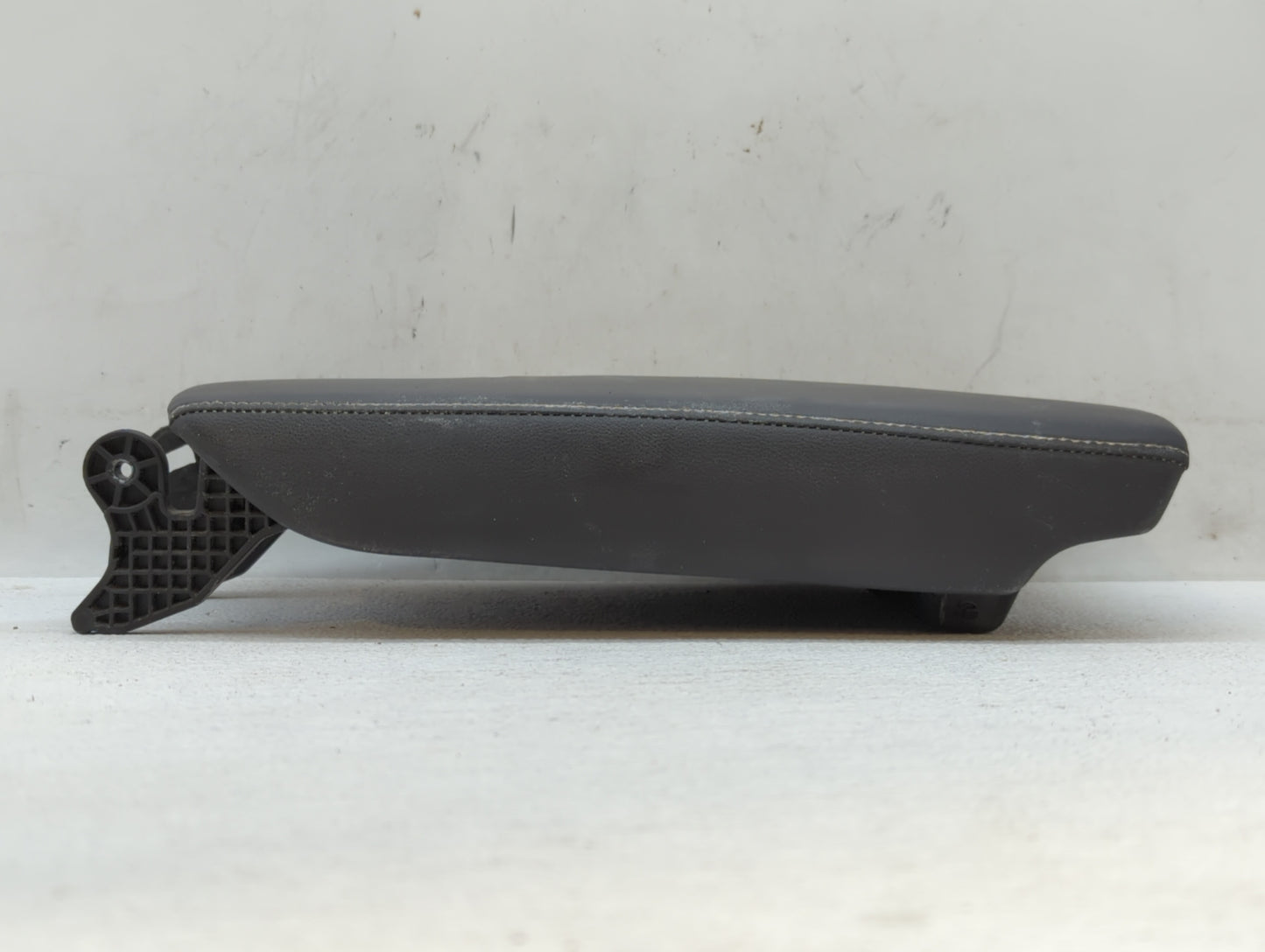 2007 Chevrolet Tahoe Center Console Armrest Cover Lid Black - Oemusedautoparts1.com