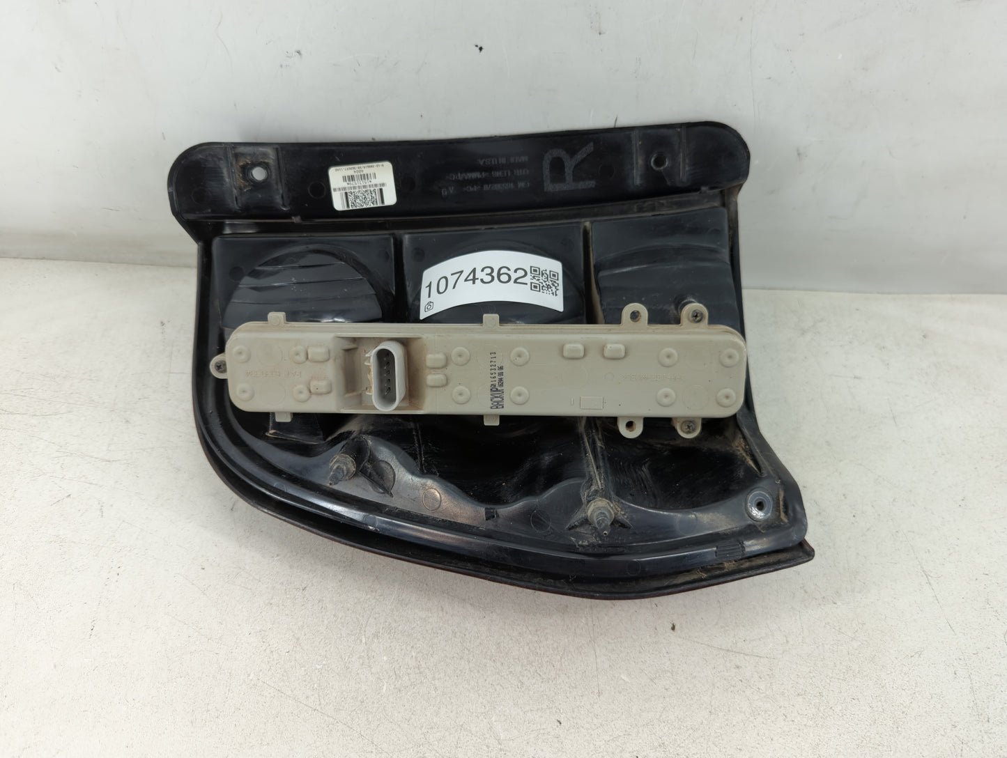 2002-2009 Chevrolet Trailblazer Tail Light Assembly Passenger Right OEM P/N:15131579 Fits OEM Used Auto Parts - Oemusedautop