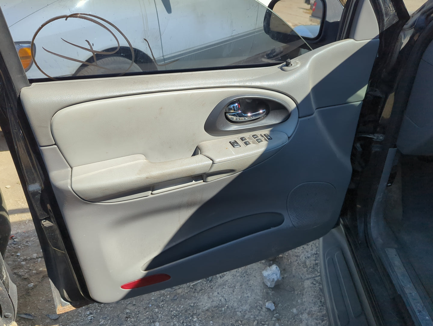2007 Chevrolet Trailblazer Front Left Driver Interior Door Panel Trim - Oemusedautoparts1.com
