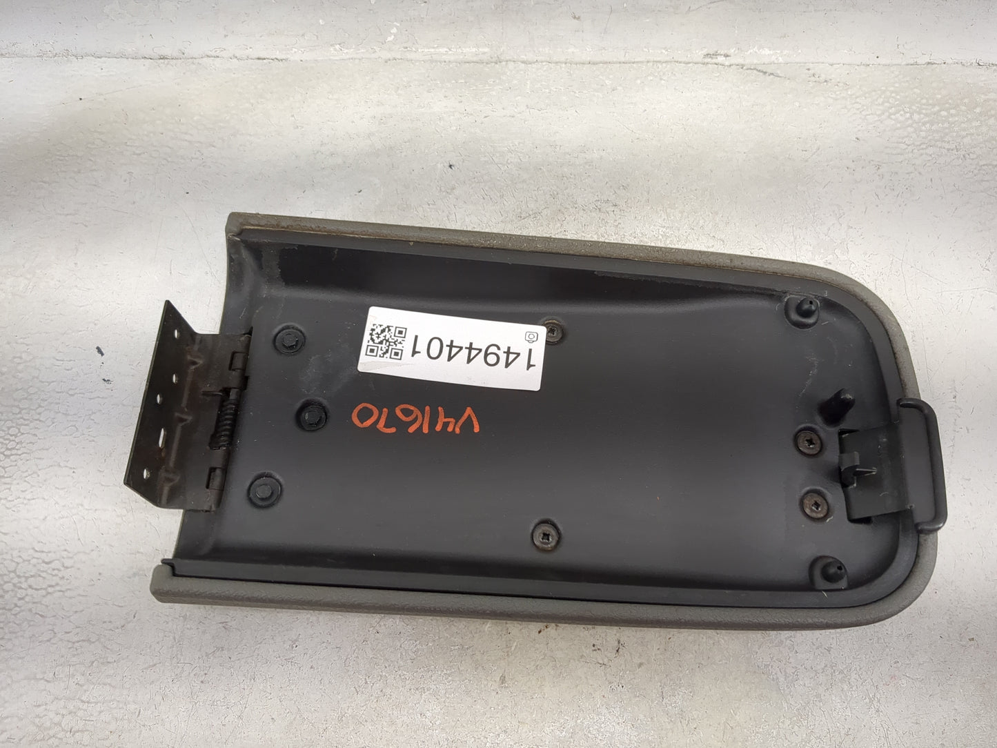 2007 Chevrolet Trailblazer Center Console Armrest Cover Lid Fits OEM Used Auto Parts - Oemusedautoparts1.com
