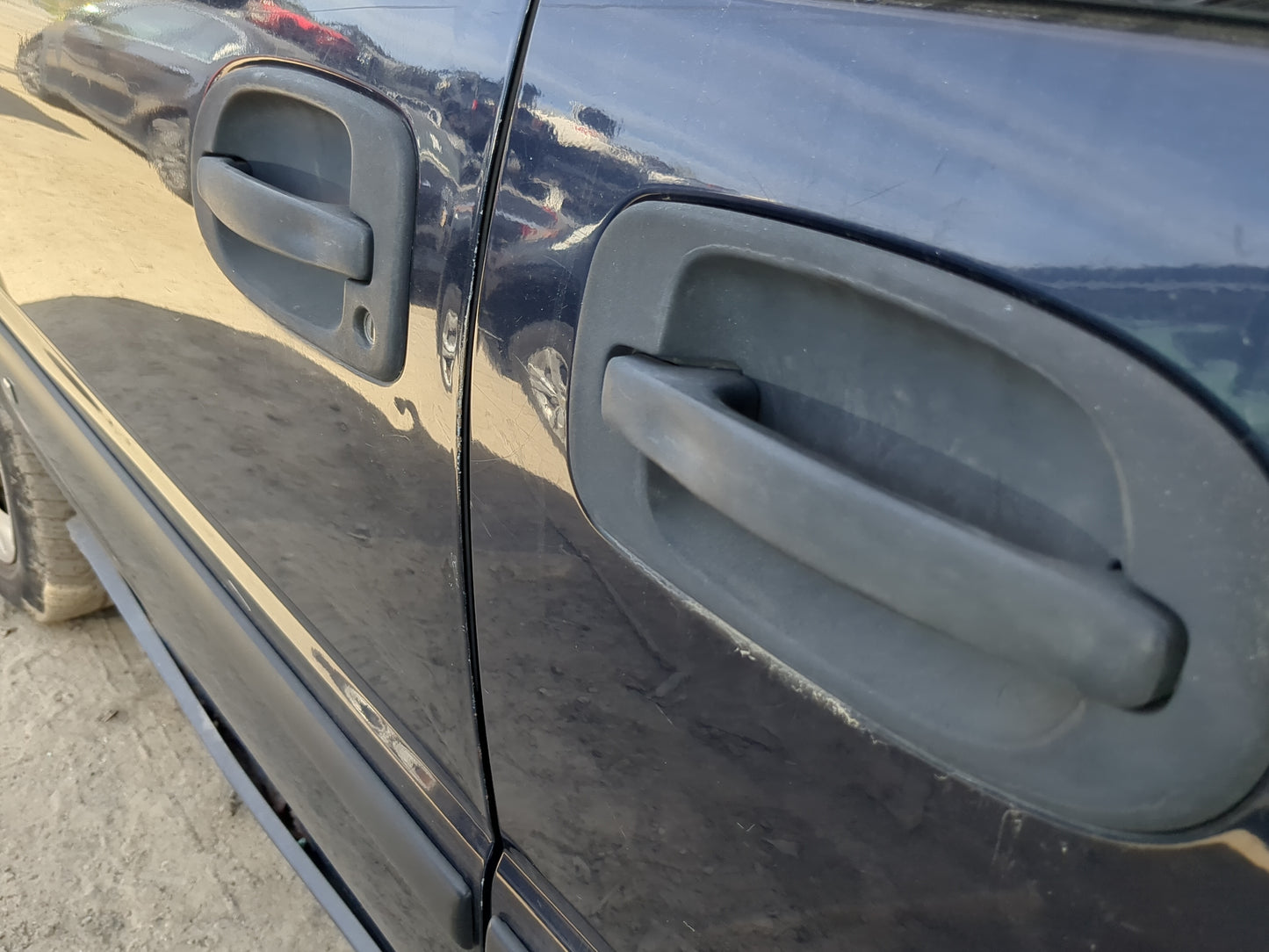 2005-2009 Chevrolet Uplander Driver Front Door Oem - Oemusedautoparts1.com