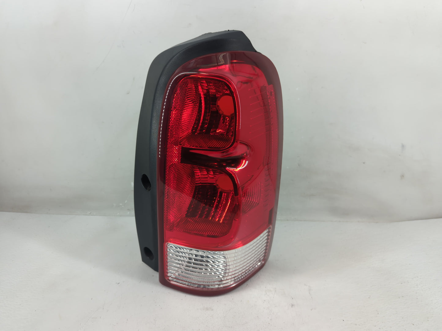 2007 Chevrolet Uplander Tail Light Assembly Passenger Right OEM P/N:249720 Fits OEM Used Auto Parts - Oemusedautoparts1.com