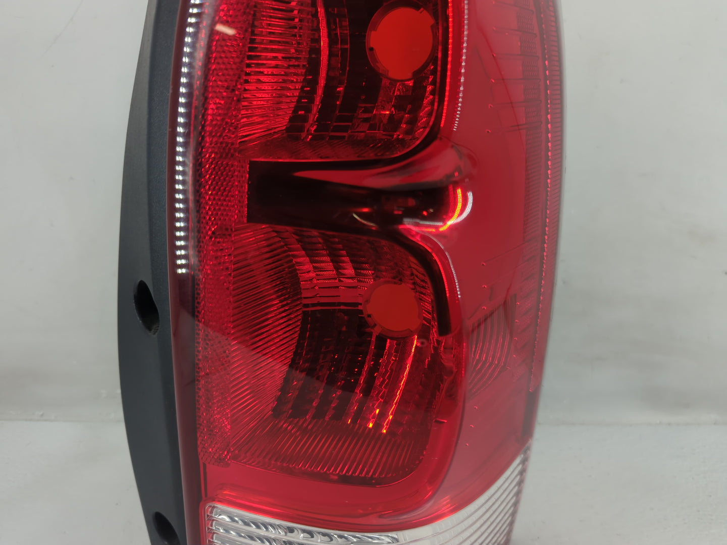 2007 Chevrolet Uplander Tail Light Assembly Passenger Right OEM P/N:249720 Fits OEM Used Auto Parts - Oemusedautoparts1.com