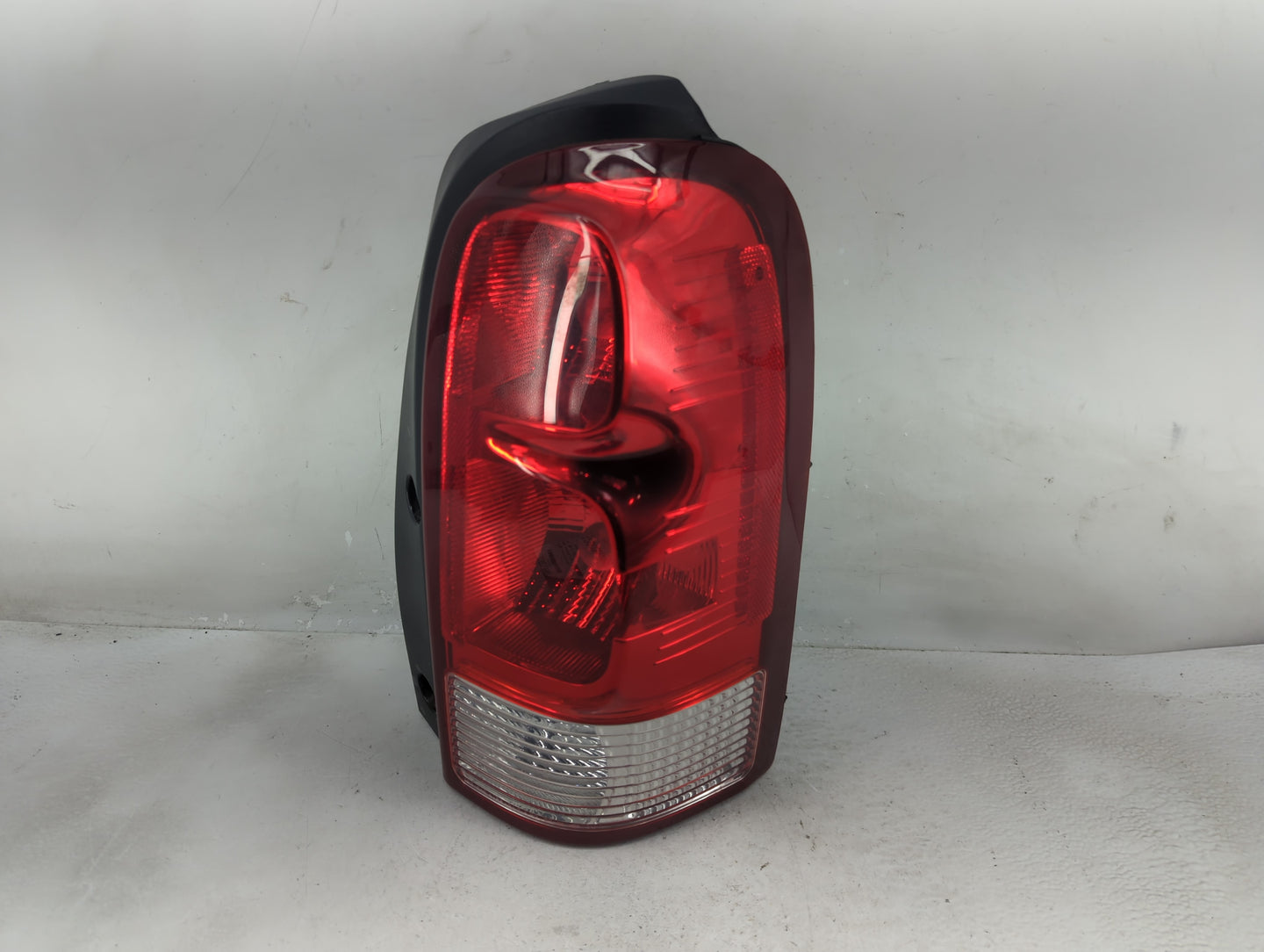 2007 Chevrolet Uplander Tail Light Assembly Passenger Right OEM P/N:3057KX Fits OEM Used Auto Parts - Oemusedautoparts1.com