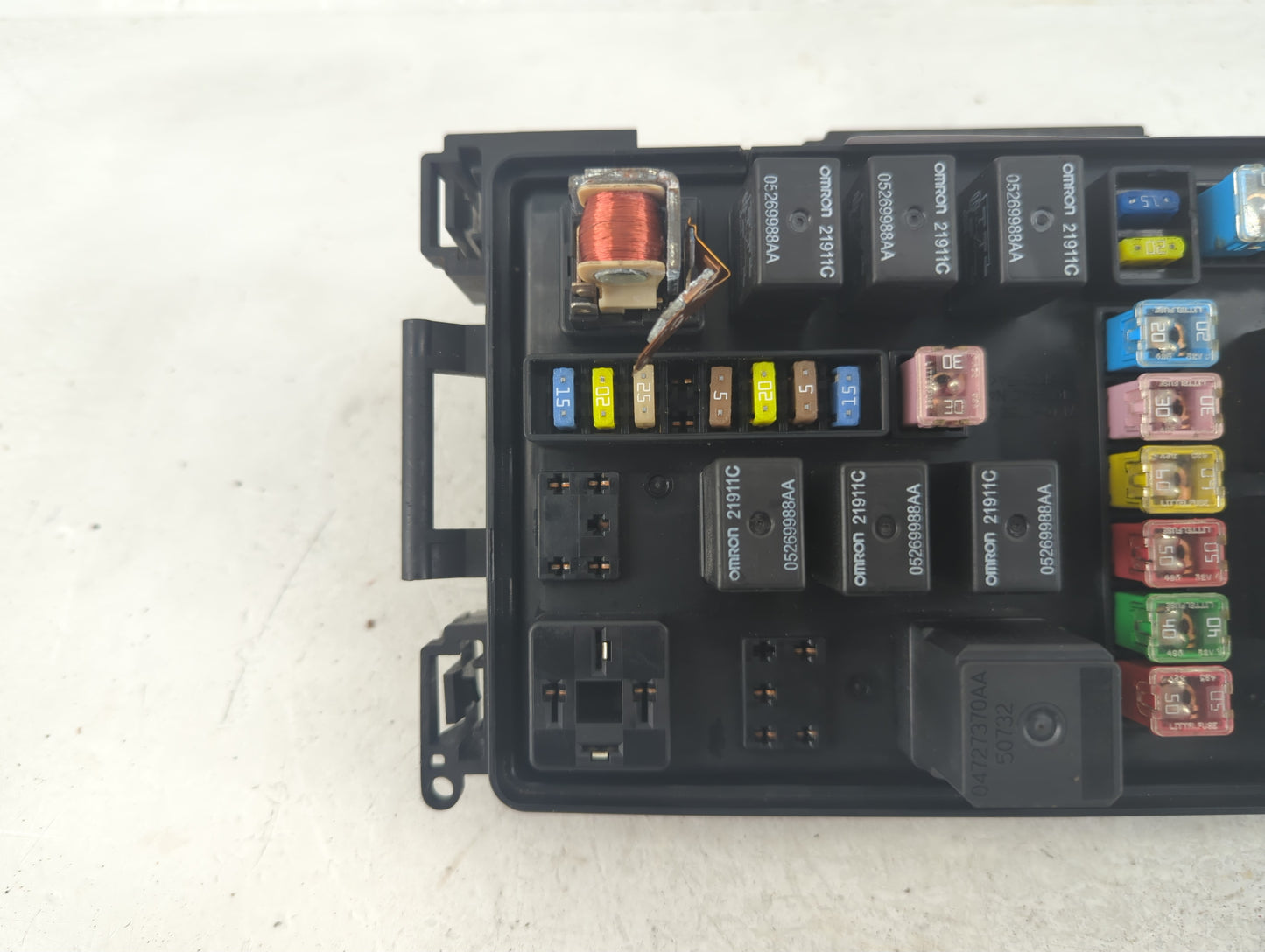 2006-2007 Chrysler 300 Fusebox Fuse Box Panel Relay Module P/N:P04692031AH Fits Fits 2006 2007 OEM Used Auto Parts - Oemused