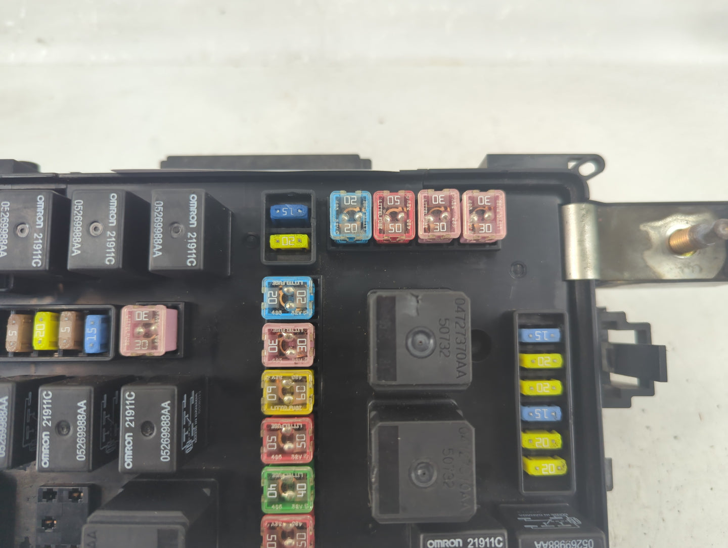 2006-2007 Chrysler 300 Fusebox Fuse Box Panel Relay Module P/N:P04692031AH Fits Fits 2006 2007 OEM Used Auto Parts - Oemused