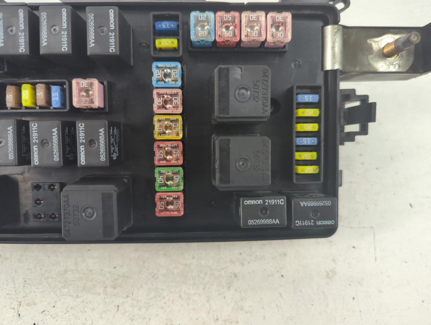 2006-2007 Chrysler 300 Fusebox Fuse Box Panel Relay Module P/N:P04692031AH Fits Fits 2006 2007 OEM Used Auto Parts - Oemused