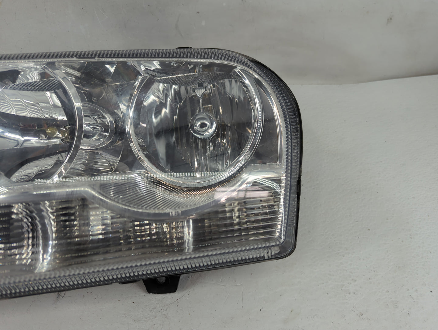 2005-2007 Chrysler 300 Driver Left Oem Head Light Headlight Lamp - Oemusedautoparts1.com