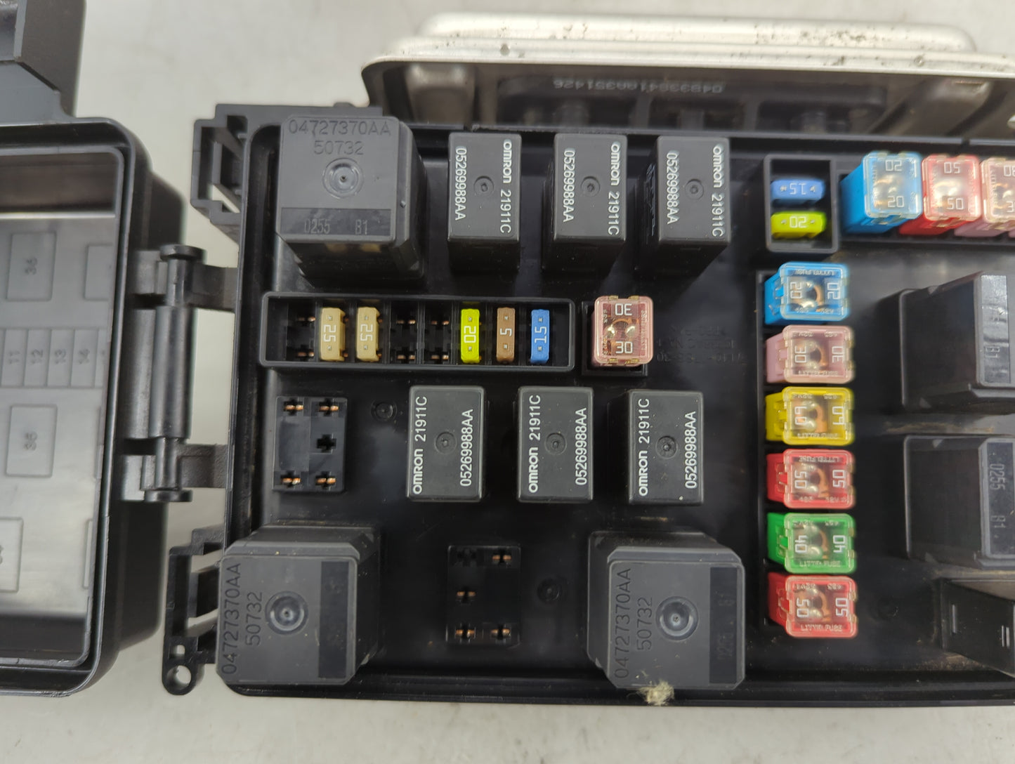 2006-2007 Chrysler 300 Fusebox Fuse Box Panel Relay Module P/N:7140-1914-30 Fits Fits 2006 2007 OEM Used Auto Parts - Oemuse