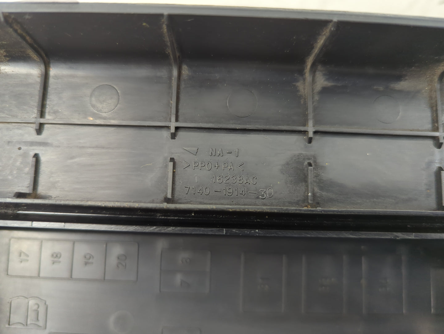 2006-2007 Chrysler 300 Fusebox Fuse Box Panel Relay Module P/N:7140-1914-30 Fits Fits 2006 2007 OEM Used Auto Parts - Oemuse