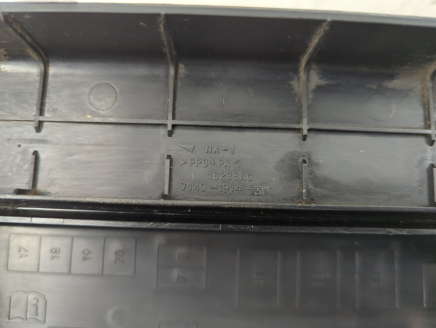 2006-2007 Chrysler 300 Fusebox Fuse Box Panel Relay Module P/N:7140-1914-30 Fits Fits 2006 2007 OEM Used Auto Parts - Oemuse