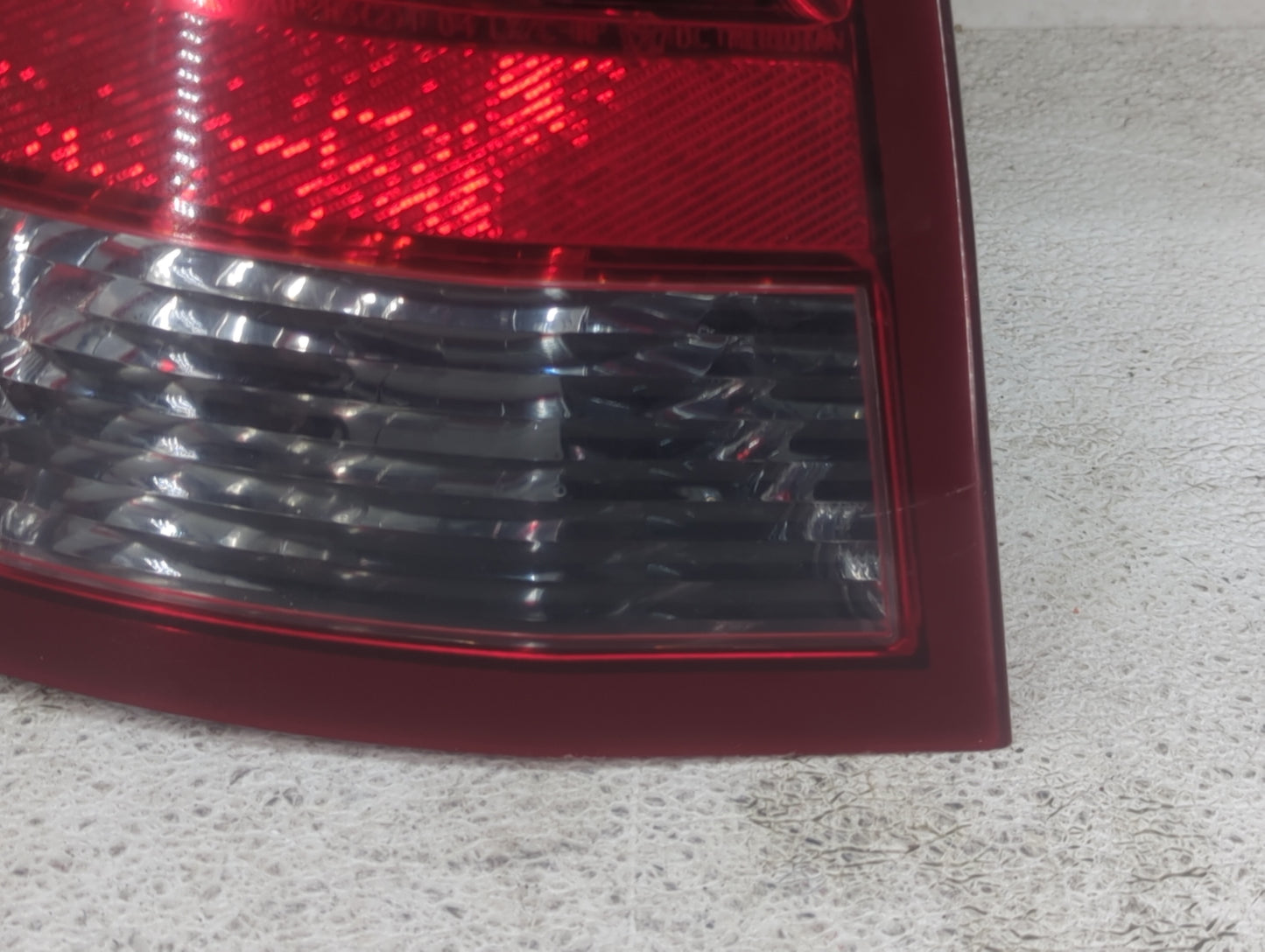 2005-2007 Chrysler 300 Tail Light Assembly Driver Left OEM P/N:58622-E Fits Fits 2005 2006 2007 OEM Used Auto Parts - Oemuse