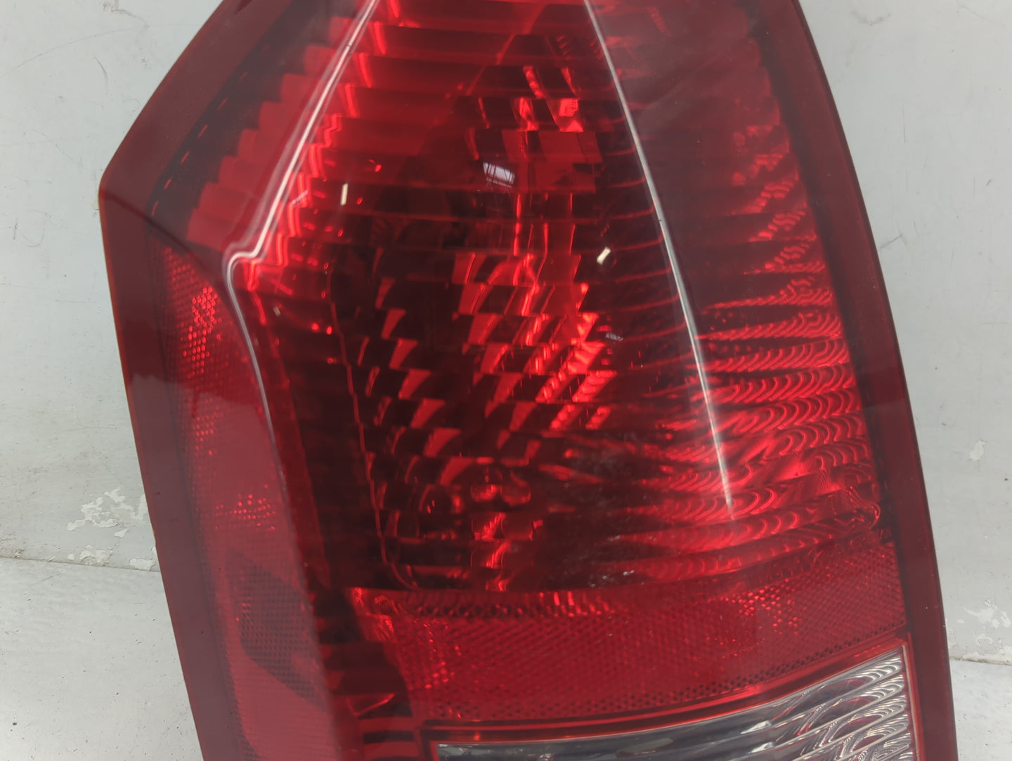 2005-2007 Chrysler 300 Tail Light Assembly Driver Left OEM P/N:58622-E Fits Fits 2005 2006 2007 OEM Used Auto Parts - Oemuse
