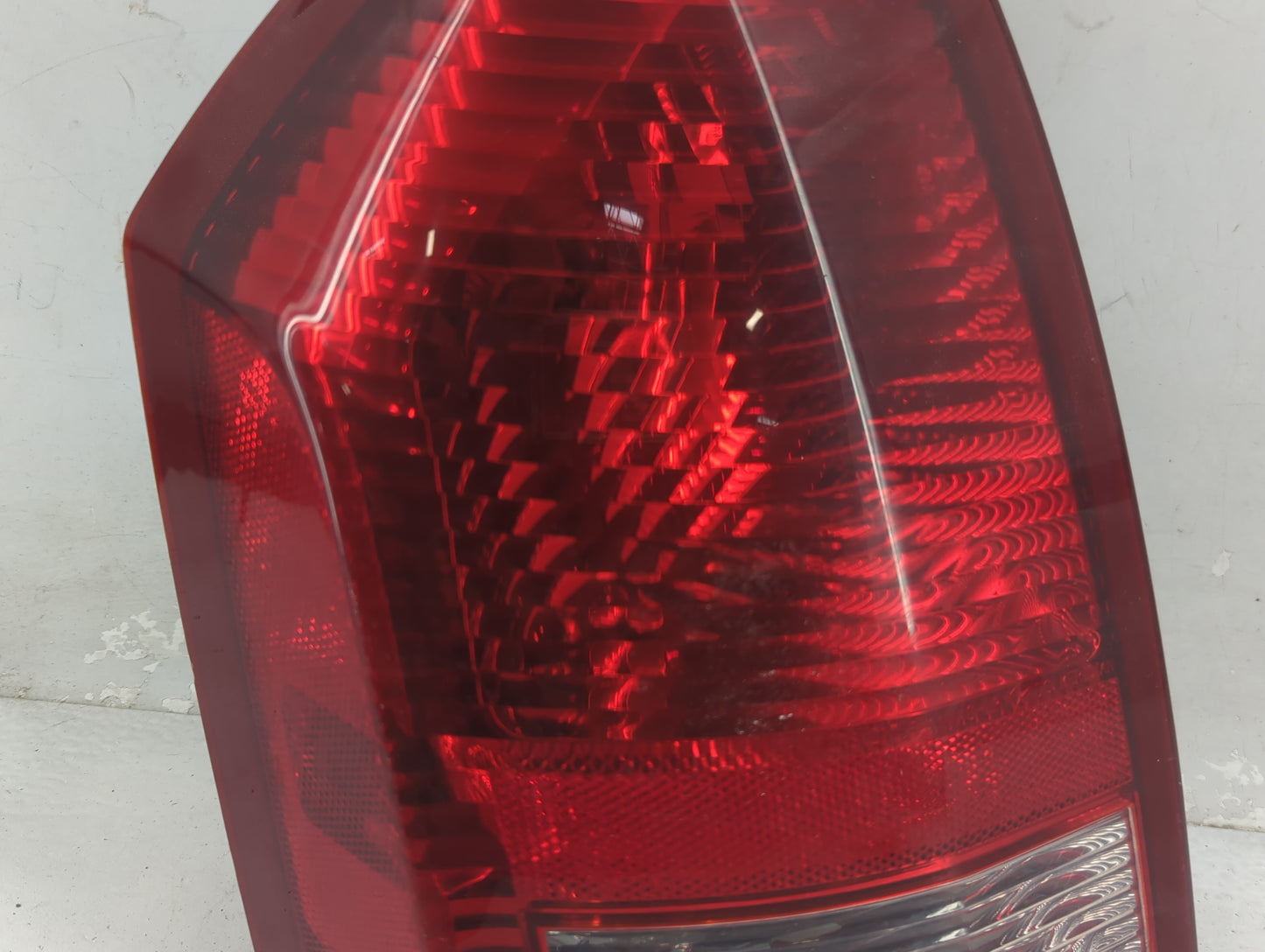 2005-2007 Chrysler 300 Tail Light Assembly Driver Left OEM P/N:58622-E Fits Fits 2005 2006 2007 OEM Used Auto Parts - Oemuse