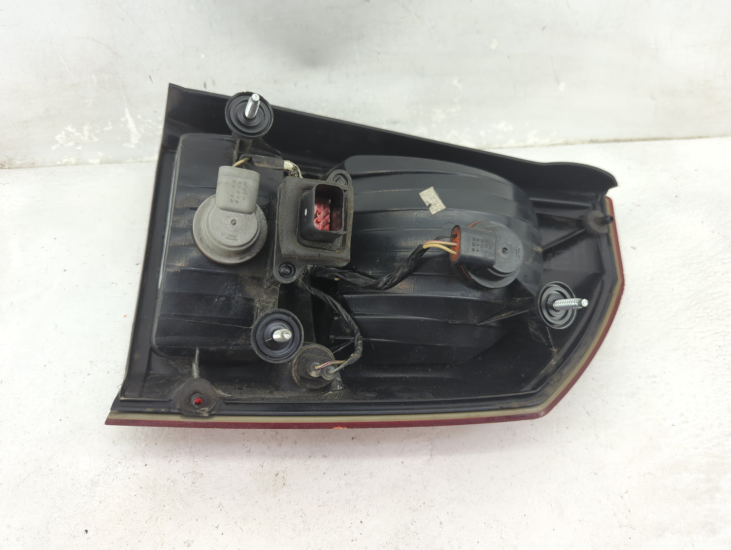 2005-2007 Chrysler 300 Tail Light Assembly Driver Left OEM P/N:58622-E Fits Fits 2005 2006 2007 OEM Used Auto Parts - Oemuse