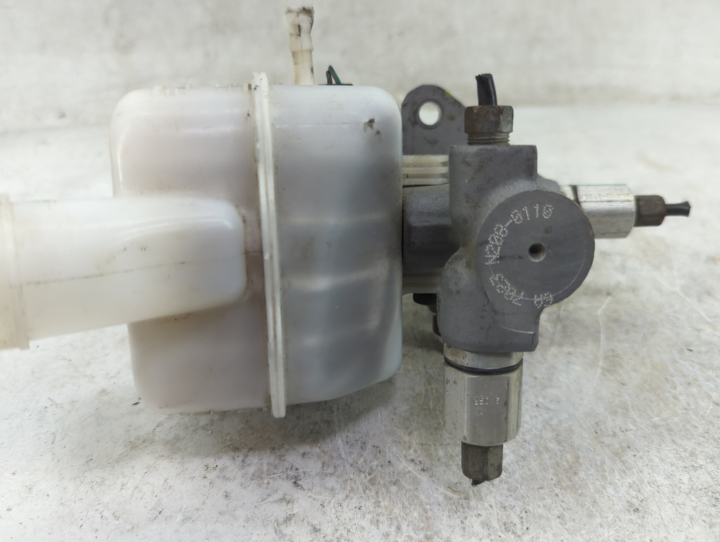2007 Chrysler 300 Brake Master Cylinder 1466722 - Oemusedautoparts1.com