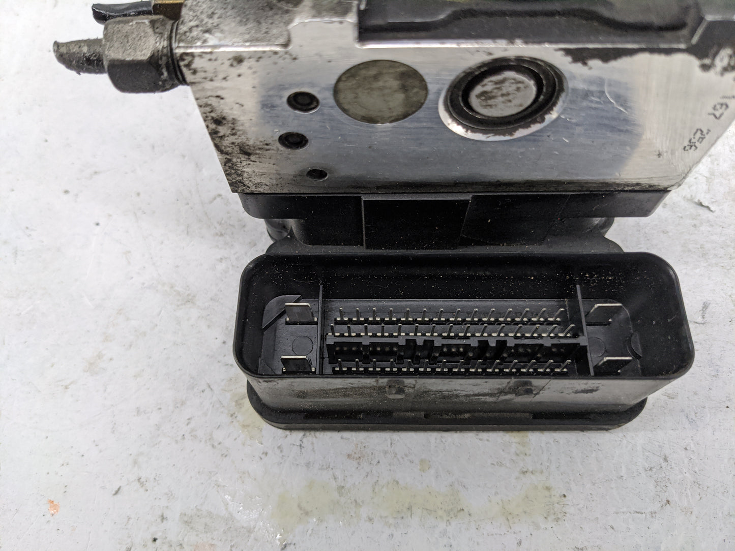2005-2007 Chrysler 300 ABS Pump Control Module Replacement P/N:00009385C700 25.0926-4394.3 Fits Fits 2005 2006 2007 OEM Used
