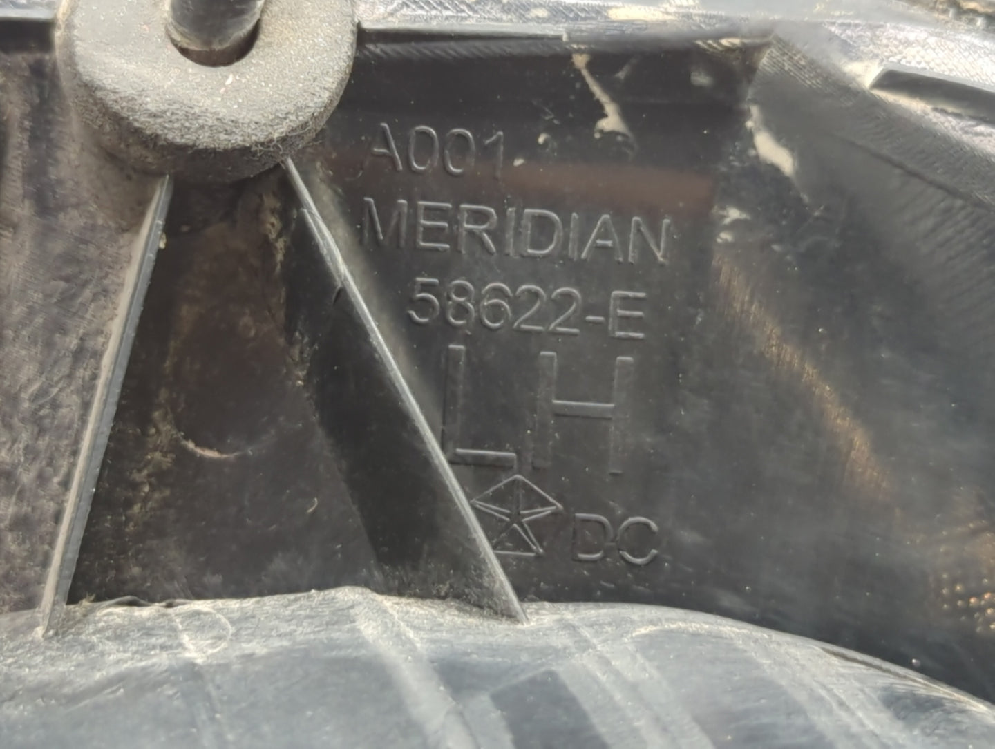 2005-2007 Chrysler 300 Tail Light Assembly Driver Left OEM P/N:04805853AB 58622-E, 04805851AD Fits Fits 2005 2006 2007 OEM U