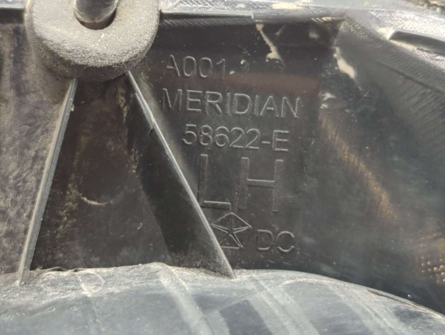 2005-2007 Chrysler 300 Tail Light Assembly Driver Left OEM P/N:04805853AB 58622-E, 04805851AD Fits Fits 2005 2006 2007 OEM U