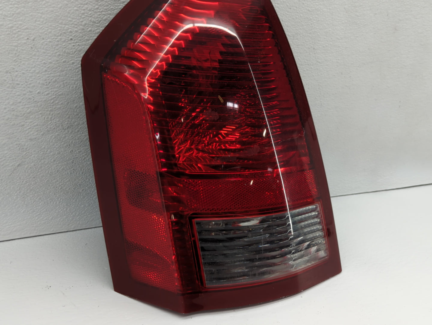 2005-2007 Chrysler 300 Tail Light Assembly Driver Left OEM P/N:58622-E Fits Fits 2005 2006 2007 OEM Used Auto Parts - Oemuse